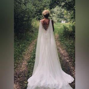 Wedding Cape
White tulle
CHAPEL 88”/ 225 CM